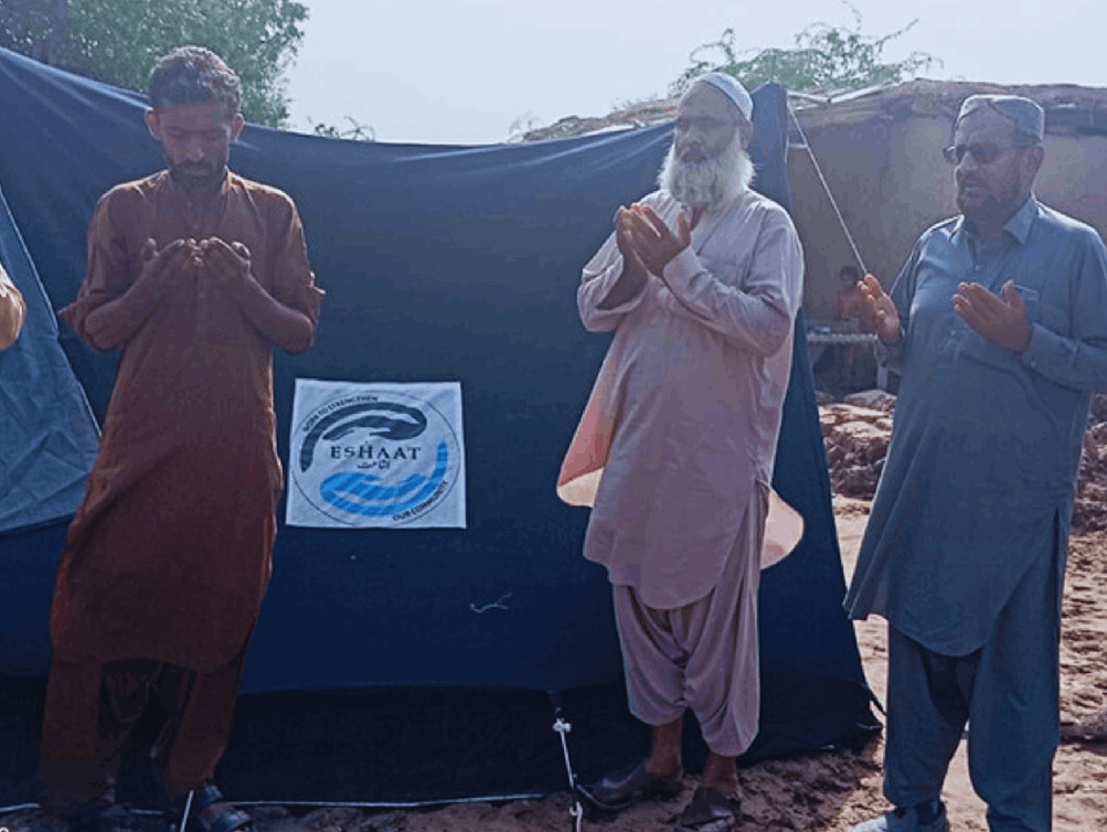 People in the disaster are praying for Eshaat Foundation after receiving emergency aid.