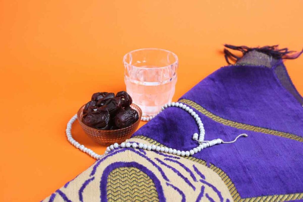 Dates and water showing the rewards of fasting in ​the first 10 days of dhul hijjah​.